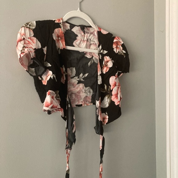 Cropped Floral Wrap Shirt Forever 21 - Picture 2 of 3